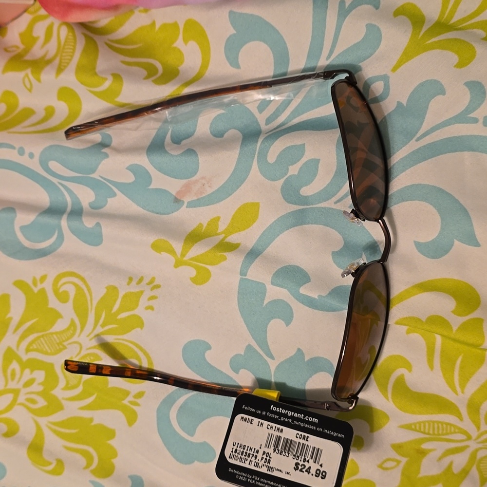 Foster Grant Polarized Sun glasses - Picture 4 of 5